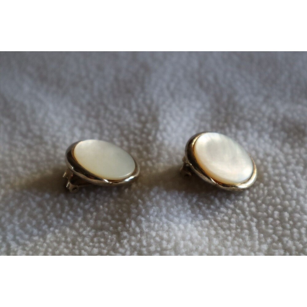 Vintage Gold Tone Bergere Signed Mother Of Pearl Clip-On Earrings 0.75" - Picture 2 of 11